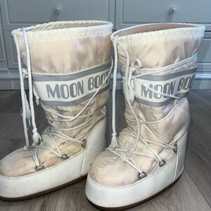 LOVE these white MOON BOOTS 🤍